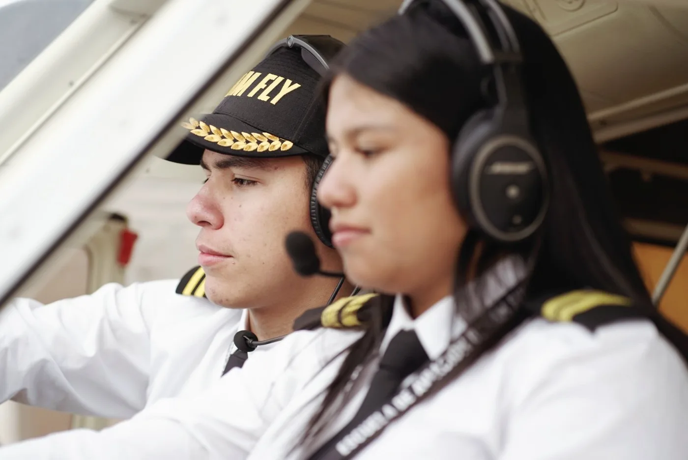 Estudiantes de Dream Fly frente a una aeronave