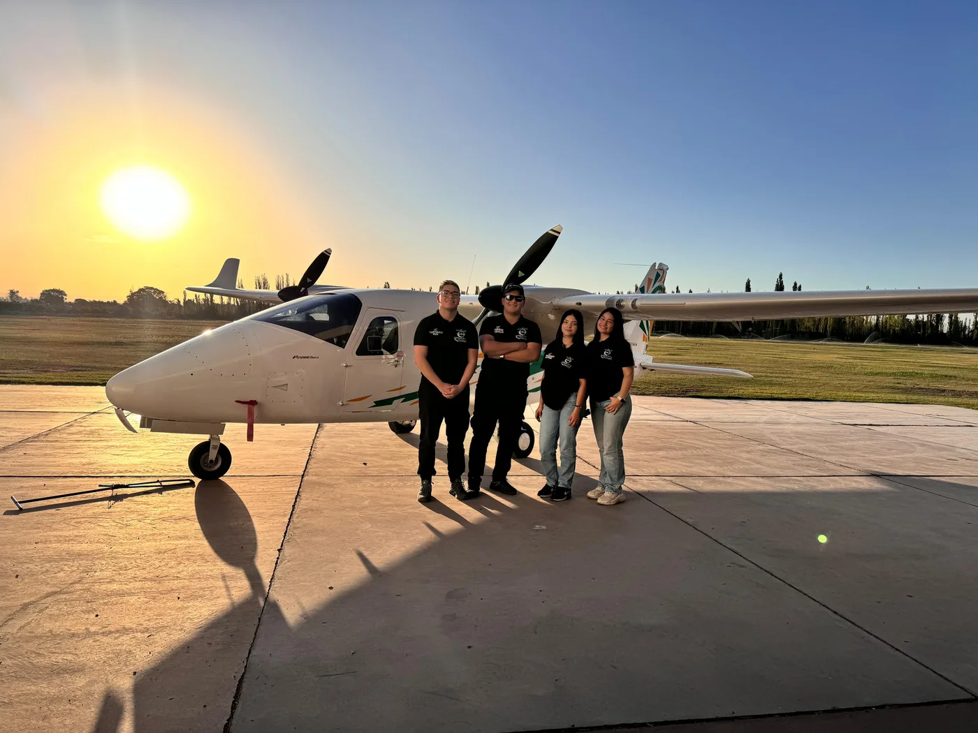 Equipo Dream Fly junto a aeronave en Argentina