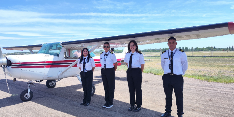 Futuros pilotos Dream Fly frente avión