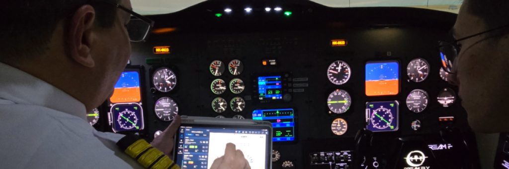 Instructor de vuelo explicando detalles técnicos a un piloto dentro del simulador de Dream Fly, resaltando el valor de la experiencia activa.