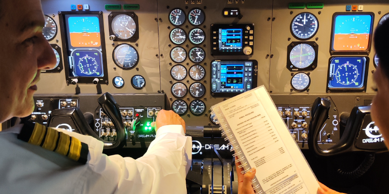 Instructor de vuelo y estudiante en simulador