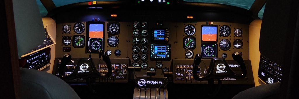 Cabina realista de un simulador de vuelo Full Motion de Dream Fly, con todos los instrumentos encendidos, ideal para la preparación de pilotos.