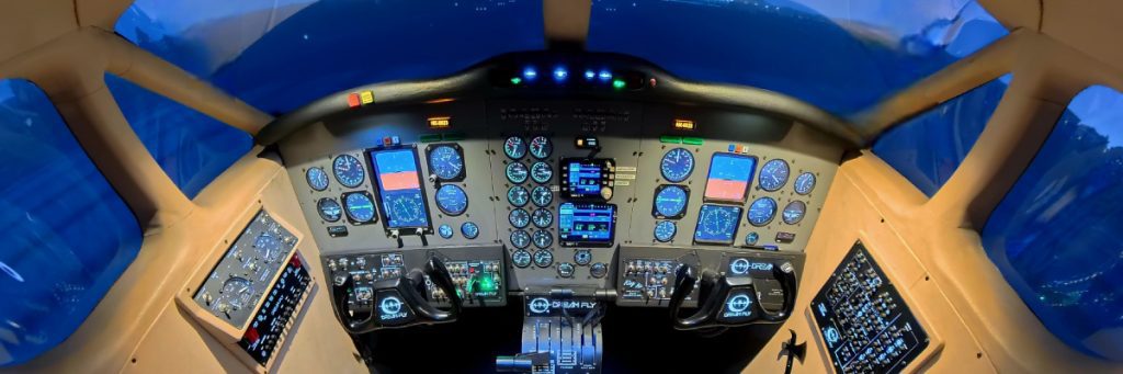 Vista detallada de la cabina de un simulador de vuelo realista, ideal para entrenamiento.