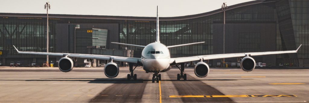 Avión en pista de aeropuerto que representa el Diplomado en Derecho Internacional Aeronáutico y Espacial.