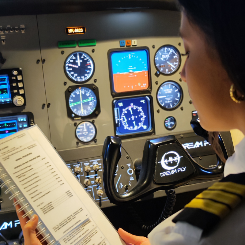 Estudiante de aviación preparándose para su entrenamiento en el simulador de vuelo.