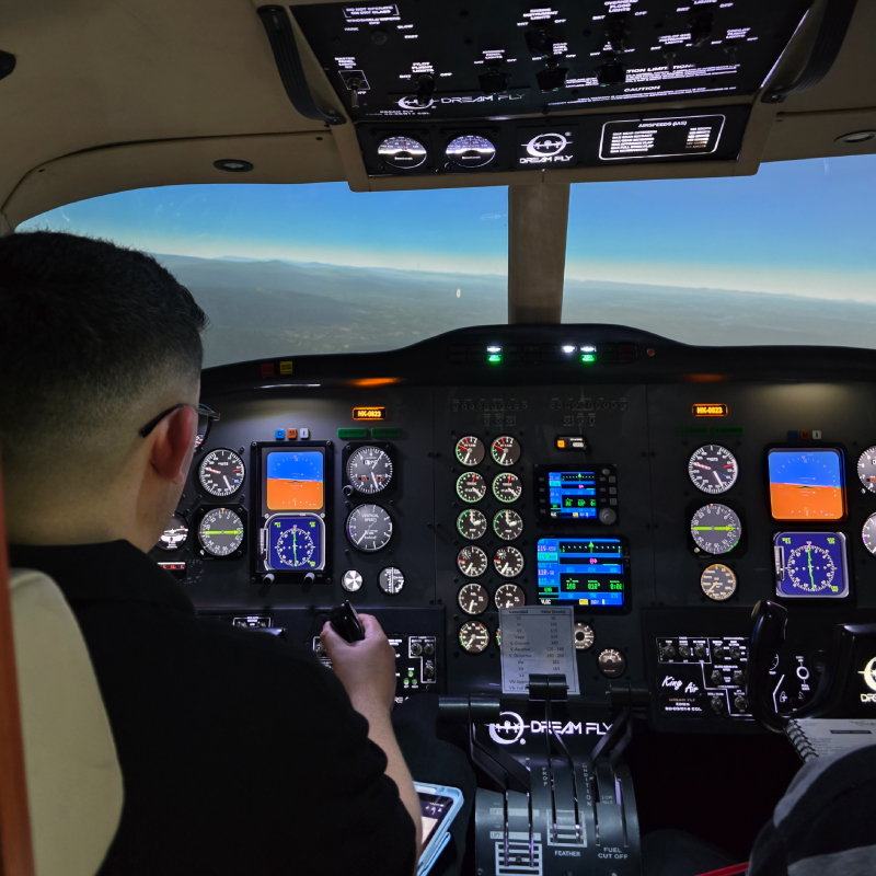 Aficionado viviendo una experiencia inmersiva en el simulador de vuelo.