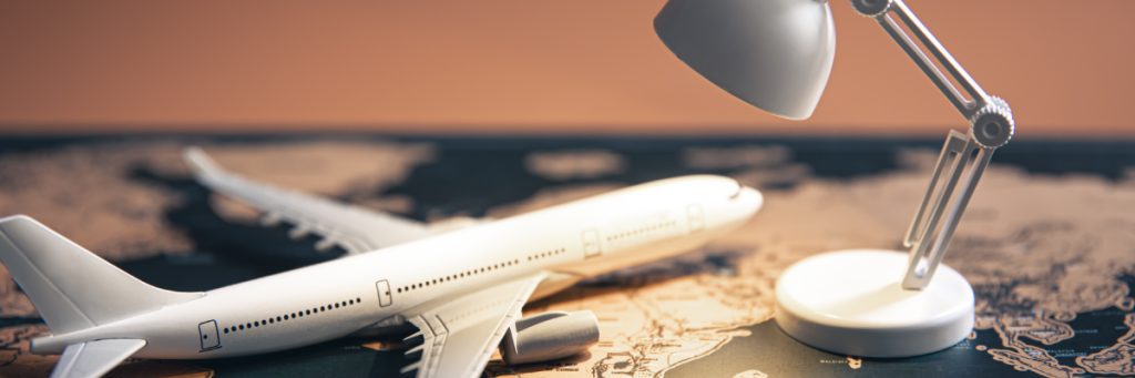 Maqueta de avión sobre mapamundi, simbolizando los objetivos del Diplomado en Derecho Internacional Aeronáutico y Espacial.
